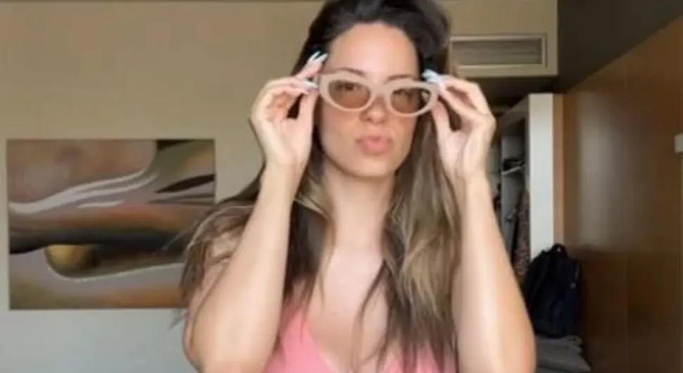 Појавио се врели снимак Саре Јо из хотела