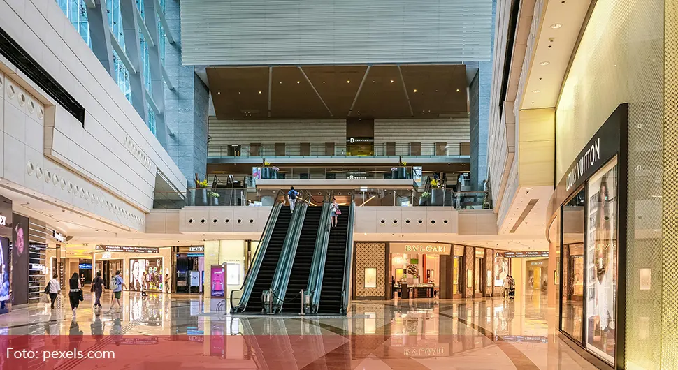 У пожару у тржном центру погинуло 16 људи