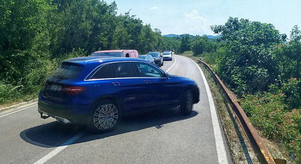 Судар четири возила, повријеђена једна особа