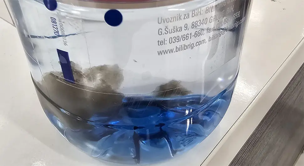 У БиХ увезена вода из Хрватске са црним талогом на дну флаше