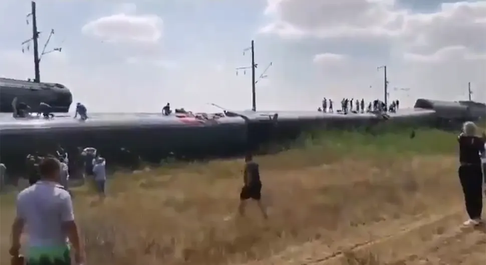 Воз са хиљаду путника се преврнуо након судара с камионом