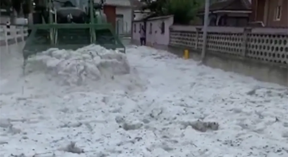 Јул, а као да је фебруар: Улице забијелиле, морали палити грталице