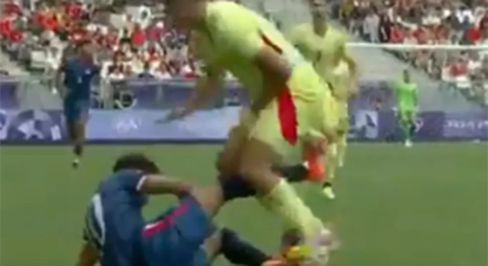 Златна медаља за највећу глупост на ОИ: Ударио ривала ногом у међуножје!