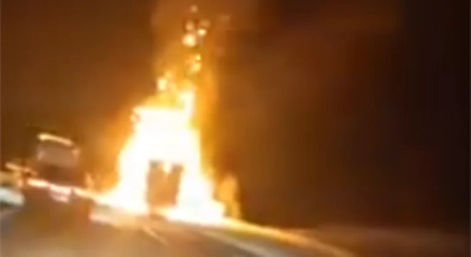 Горио камион на ауто-путу "9. јануар“