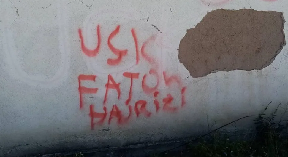 Нова пријетња Србима на КиМ: На кући Ђурковића исписано име монструма Фатона Хајризија!