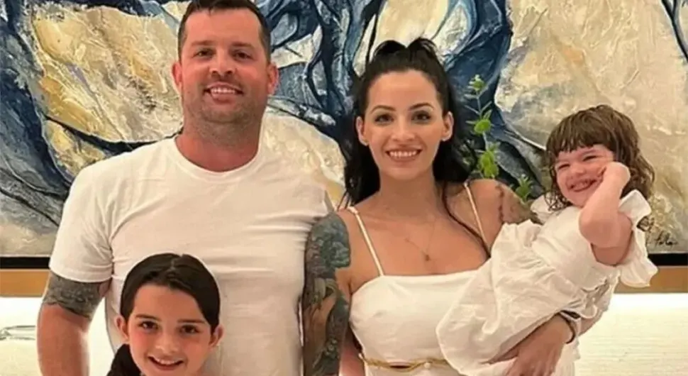 Оставио кћерку у ужареном ауту и сатима играо игрице - дијете преминуло