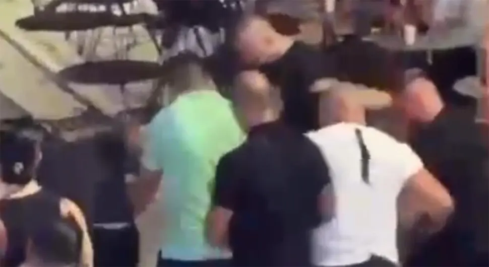 Брутална туча испред локала у Црној Гори (ВИДЕО)