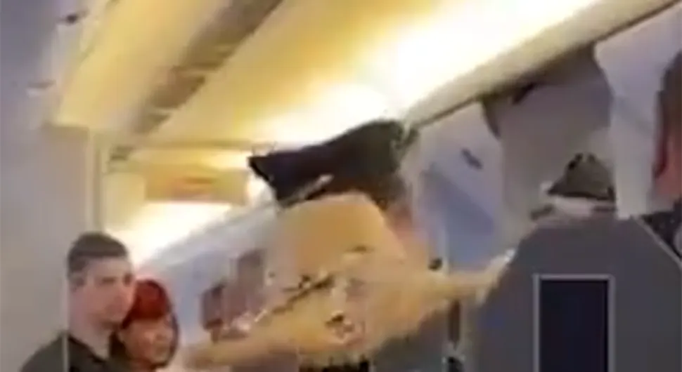 Пијана направила хаос у авиону, лет каснио 14 сати