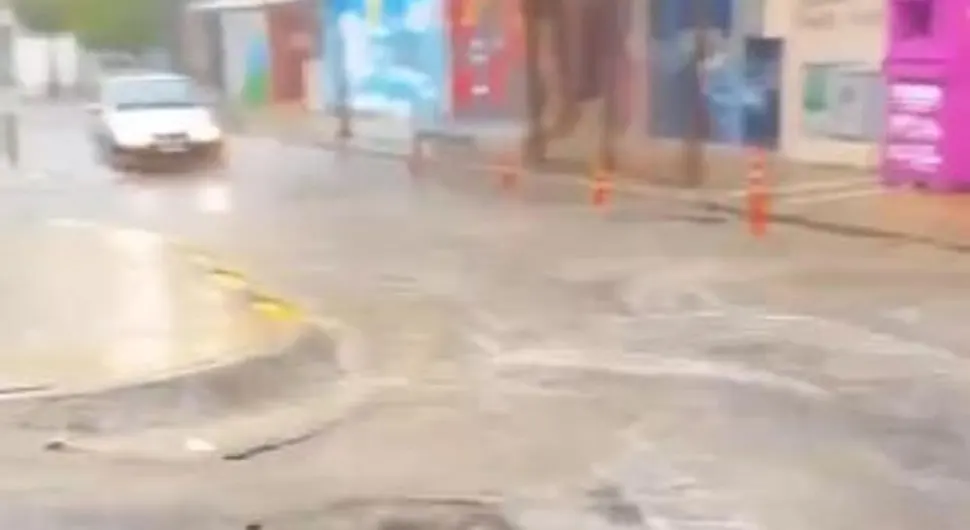 Киша поплавила улице, држава у приправности