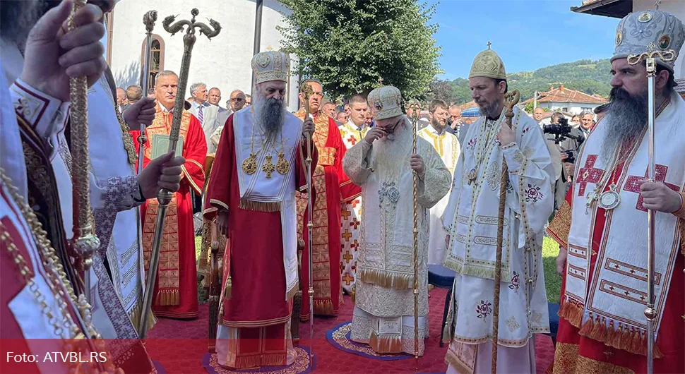 Литија кренула ка гробљу у Братунцу: Патријарх ће служити парстос