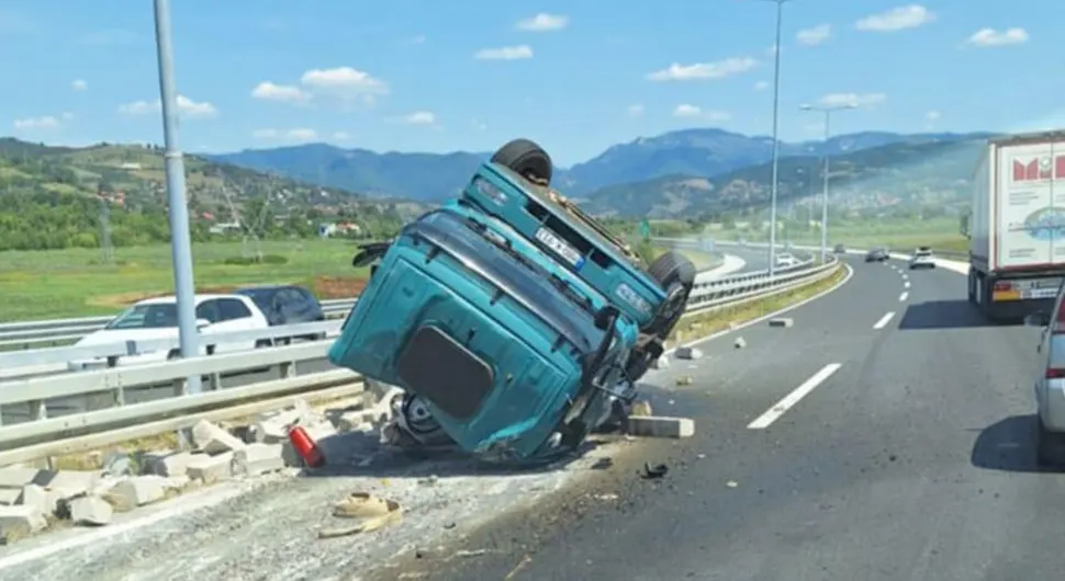 Још једна саобраћајка у БиХ, преврнуо се камион