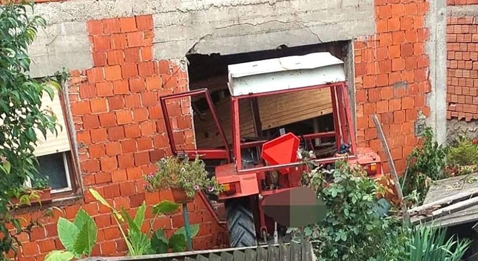 Трактором улетио у кућу