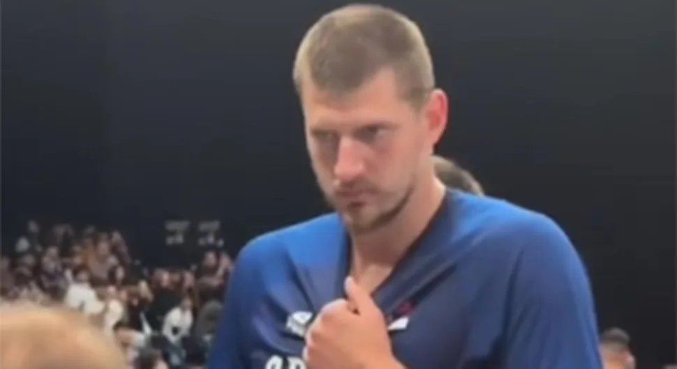 Поглед који убија па осмијех: Економ заборавио Јокићу донијети дрес Србије