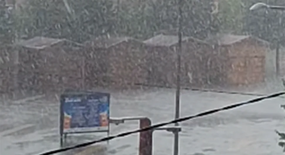 Колапсу у Зрењанину: Олуја однијела кров, пуцали јаки громови, вода потопила улице