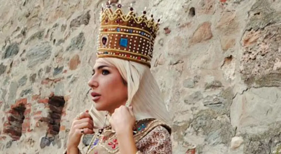 Јеремићка се не зауставља - Након Живојина Мишића, водитељка обукла одору царице Милице