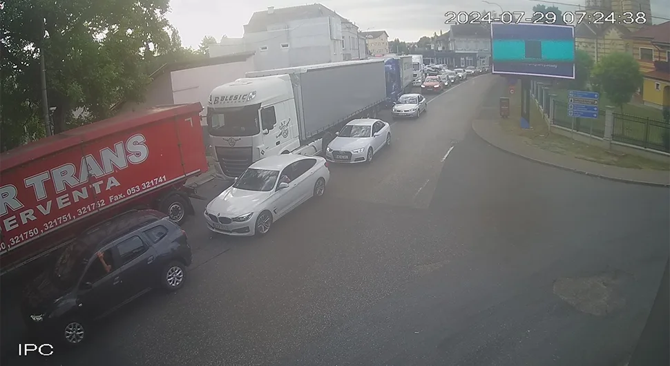 Гужве на границама: Возачи да се информишу путем камера