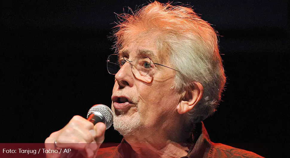 Преминуо Џон Мејел