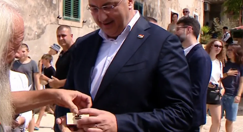 Андреј Пленковић добио 'магарећи измет' на поклон