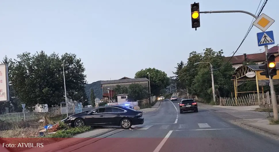 Због неприлагођене брзине оборио знак на пјешачком прелазу у Бањалуци