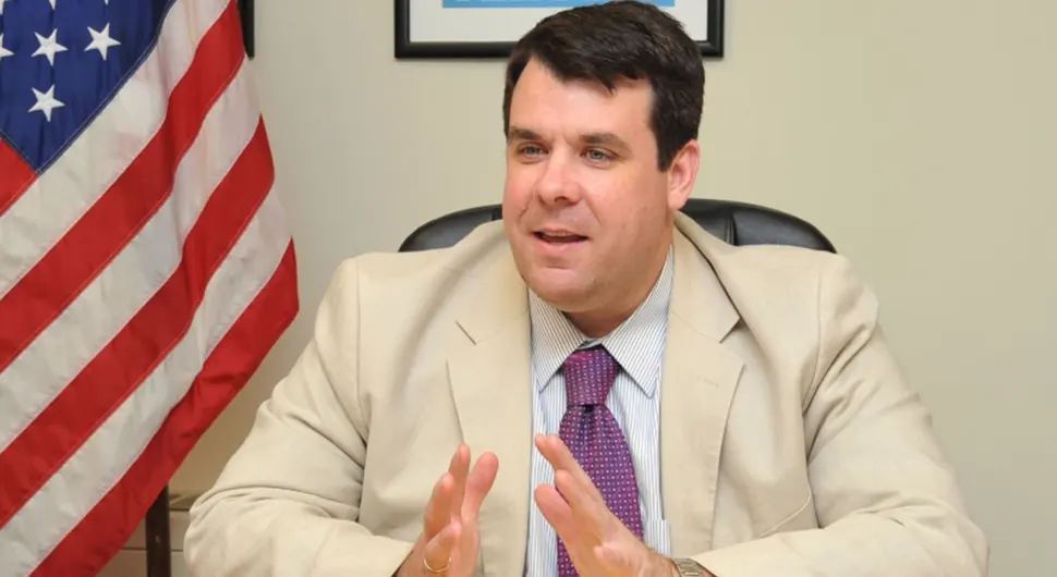 Ово је Американац који обилази банке у Српској и застрашује их