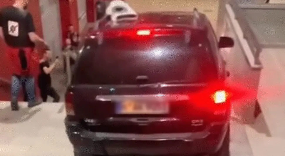 Џипом се спустио низ степенице "Тржнице"