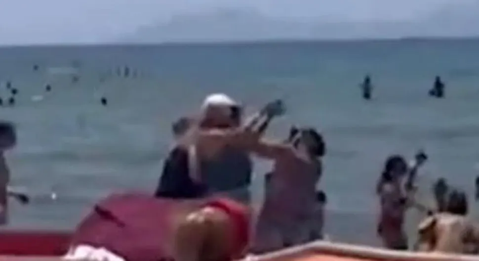 Жене се потукле на плажи због лежаљки - ВИДЕО