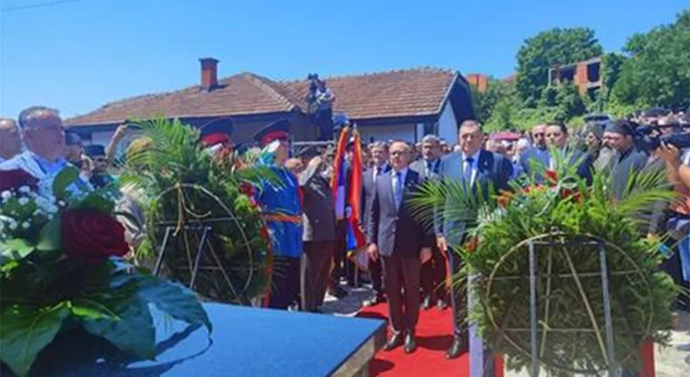 Положени вијенци код Спомен-крста на гробљу у Братунцу