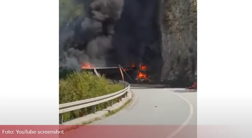 Тешка несрећа у БиХ: Камион се преврнуо и запалио, возач теже повријеђен