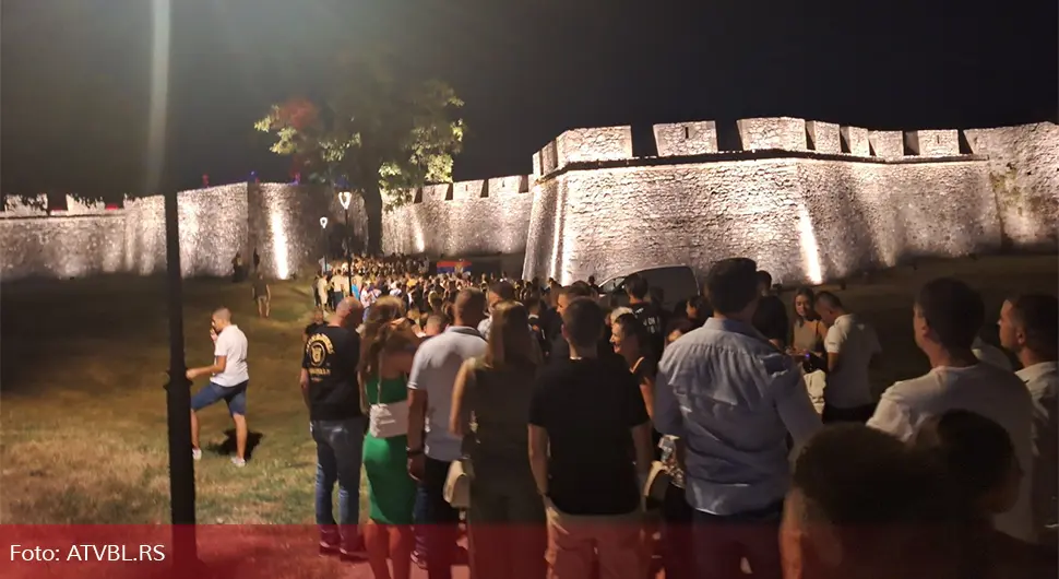 Баја пјева у Бањалуци: Дугачак ред испред тврђаве Кастел