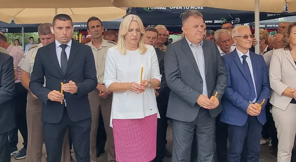 Служен парастос и положени вијенци код спомен-комплекса у Бок Јанковцу - Присуствовала Цвијановић