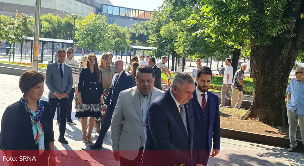 Вишковић положио вијенац на споменик Петру Кочићу