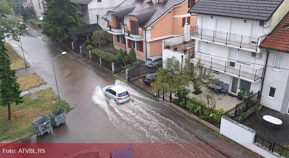 Јако невријеме у Бањалуци, улице под водом