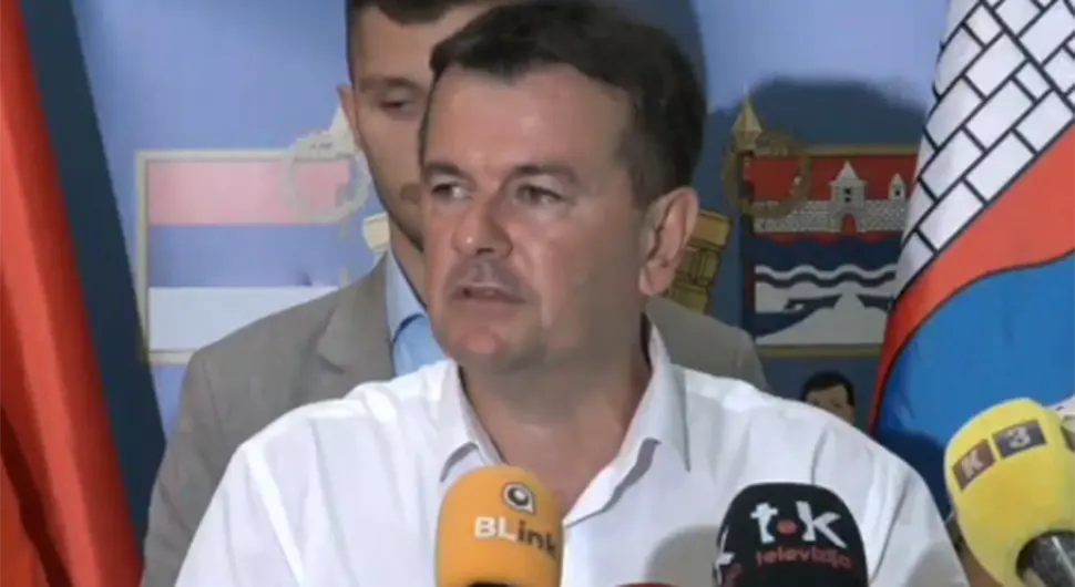 Мајкић не зна да су алге у базенима ''Водовода'' опасне по здравље - ''Ја сам нов''
