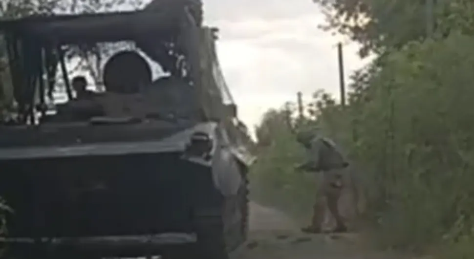 Руски војник запалио украјински тенк