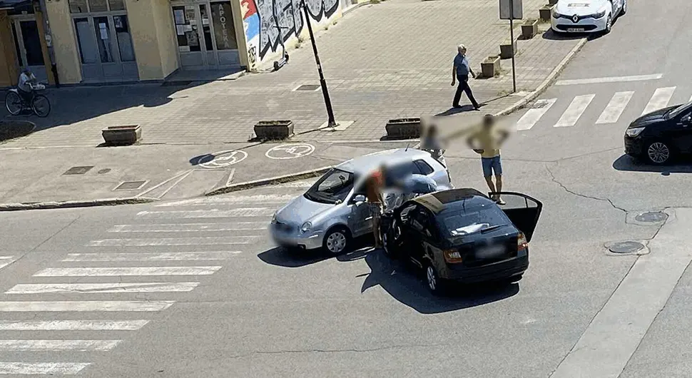 Судар два аутомобила у Гундулићевој