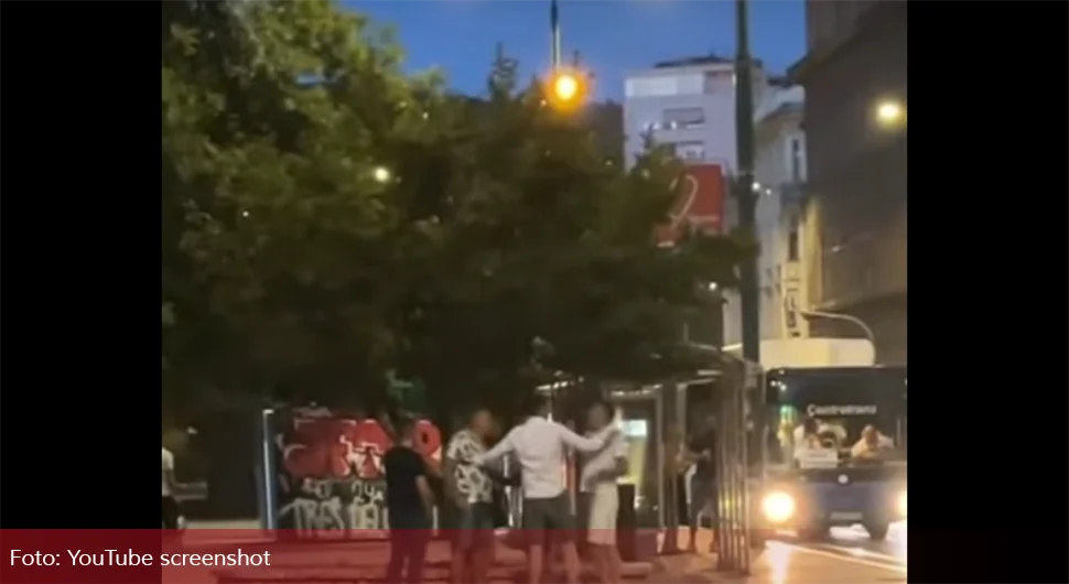 Ауто инспекције забио се у такси возило, возачи се посвађали и потукли