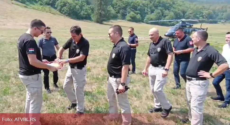 Погача и со - Припадници ХС Српске браћу из Србије дочекали на традиционалан начин
