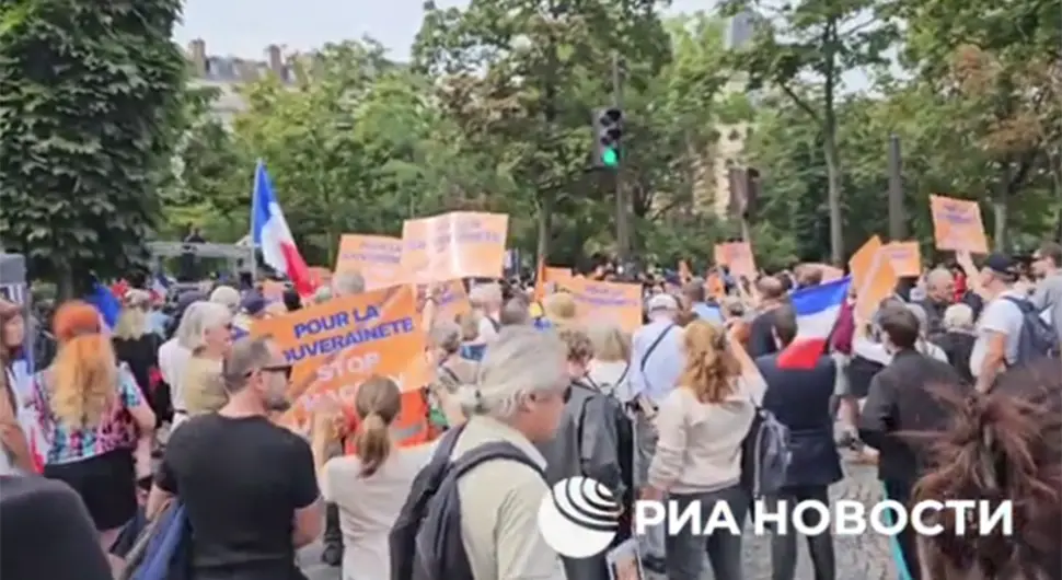 Протест у Паризу, траже оставку Макрона