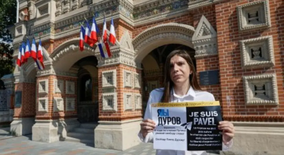 Испред француске амбасаде у Москви скуп подршке оснивачу "Телеграма"
