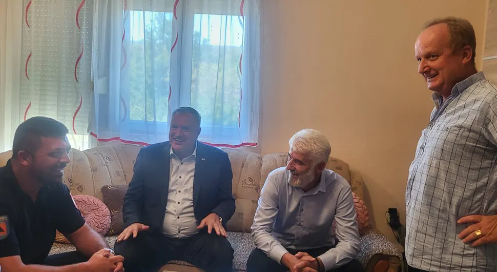 Вишковић са мјештанима села код Билеће које је захватио пожар