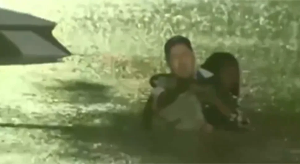 Водитељ прекинуо јављање уживо и спасао жену из аута