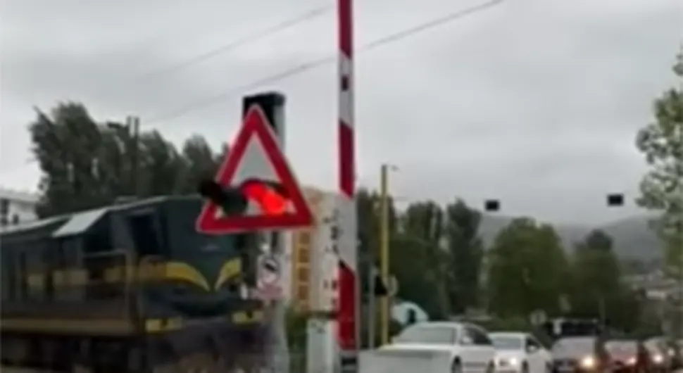 Жељезнице Српске се огласиле о подигнутој рампи док је пролазио воз