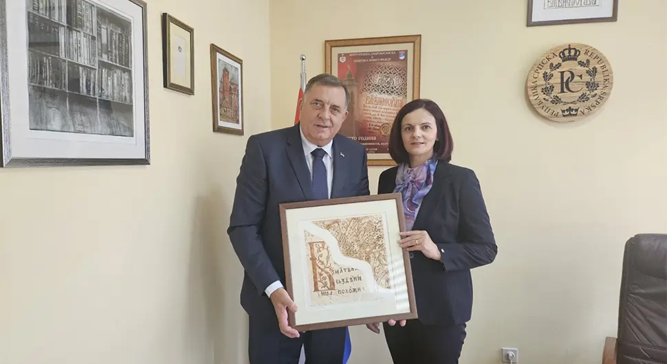 Петковићева уручила Додику вриједан поклон