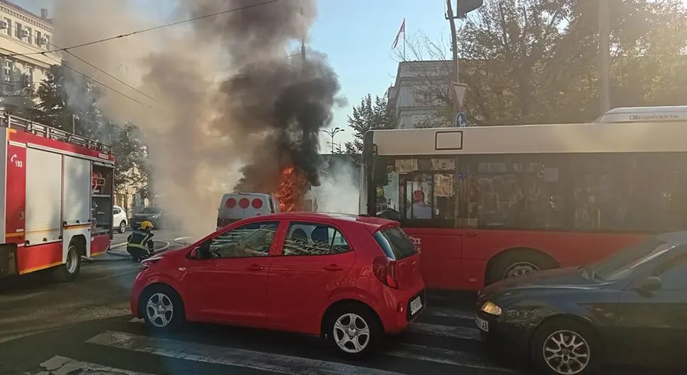 Запалио се комби који је превозио новац, ватрогасци на терену