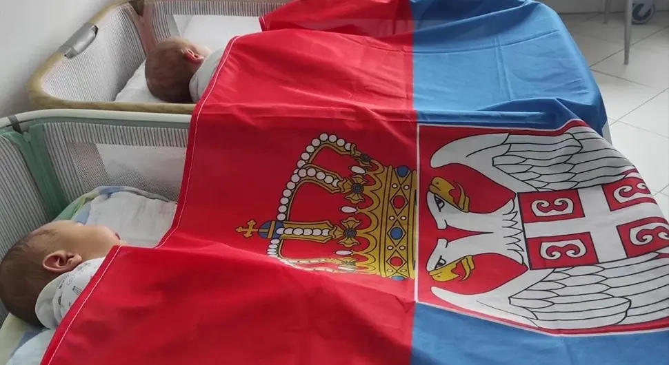 ''Српска солидарност'' - Свим бебама рођеним 15. септембра на поклон застава Србије!