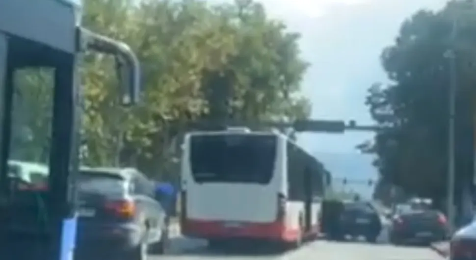 Судар аутобуса и три аутомобила у Бањалуци, настао саобраћајни колапс