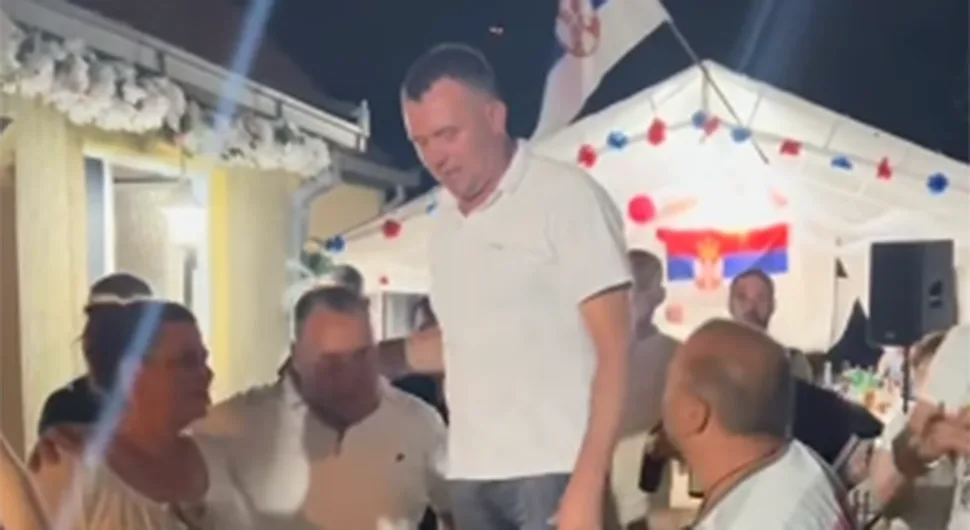Снимак са весеља: Ево како кума испраћају са свадбе