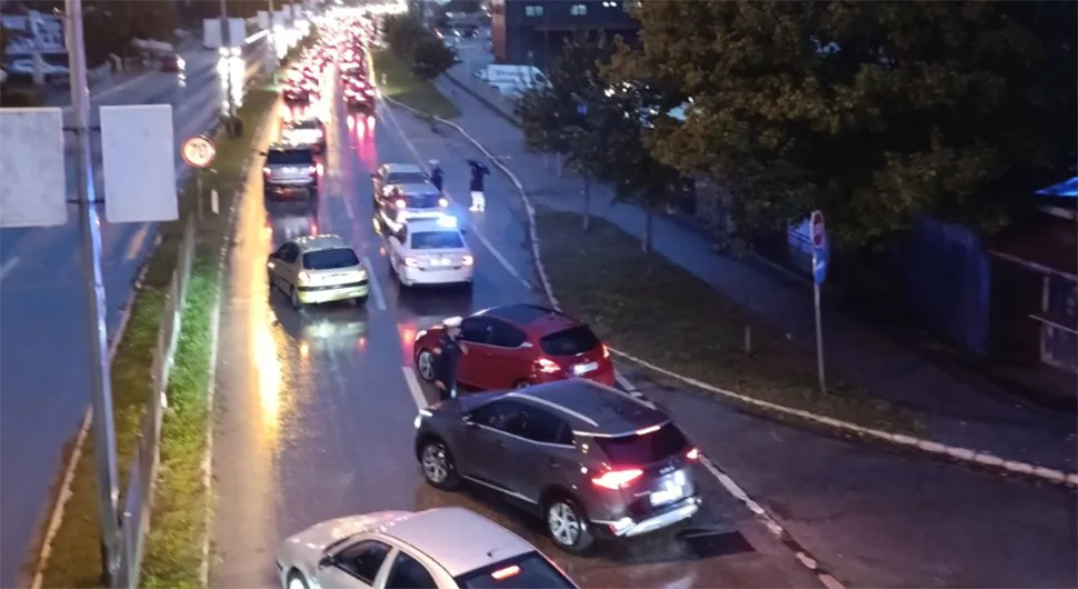 Двије незгоде на 100 метара у Бањалуци: Колапс у саобраћају