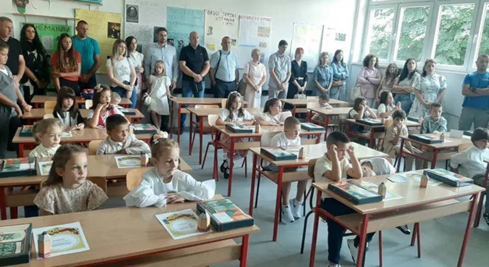 У школским клупама 1.070 основаца и 560 средњошколаца