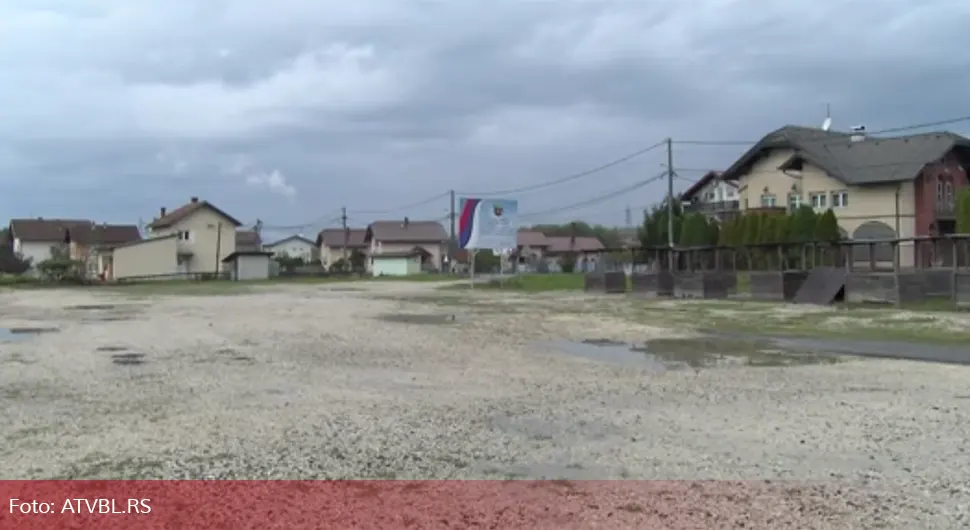 Стотине хиљада плаћено за празну ливаду и дотрајале дрвене тезге